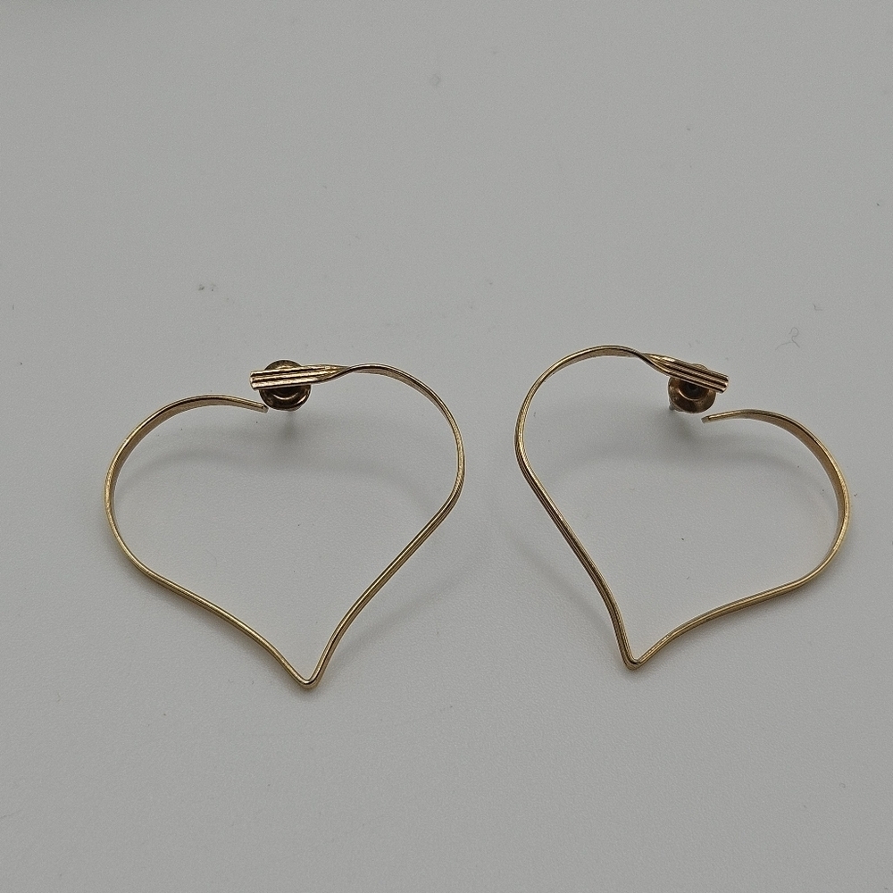 gold tone heart shaped cutout hoop earrings